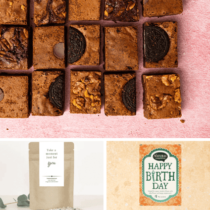 Overzichtsfoto met de inhoud van een verjaardagscadeau per post. Gevuld met brownies, 2 zakjes thee en voetenbadzout.