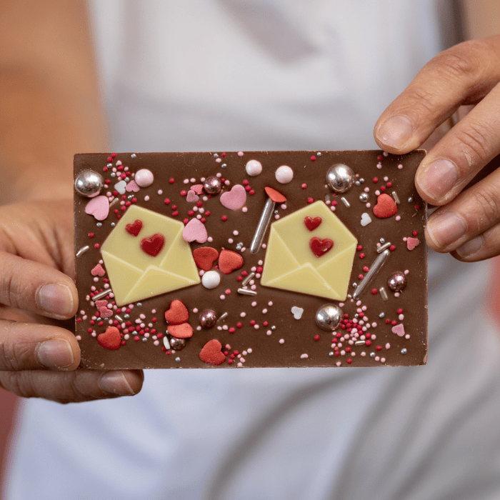 Valentijns chocoladereep per post.