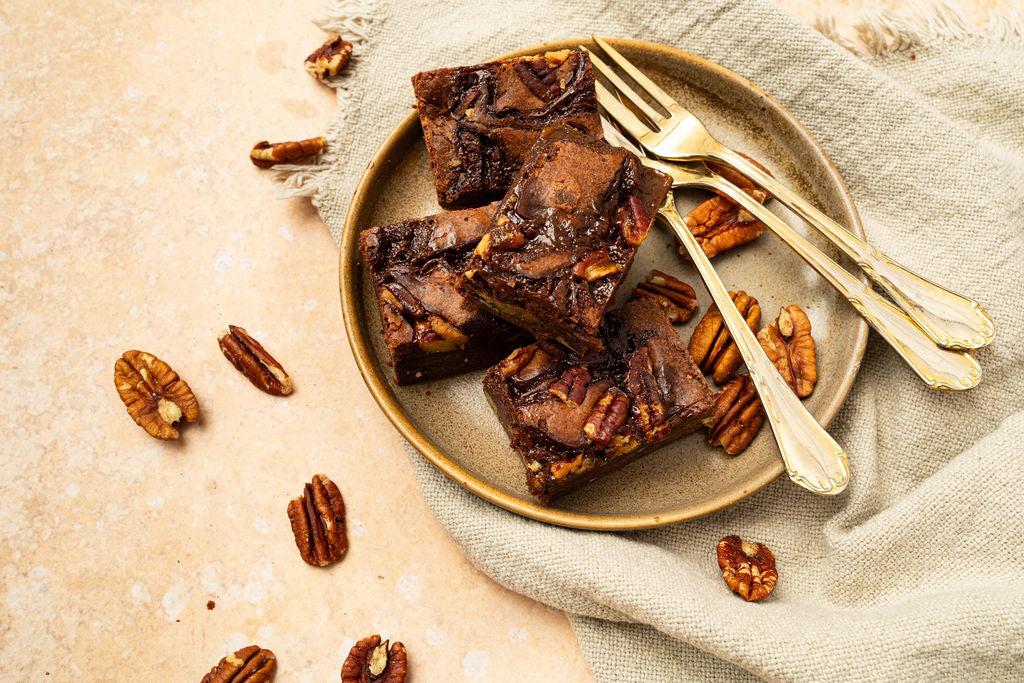 Handgemaakte brownies met pecan en caramel op een bord