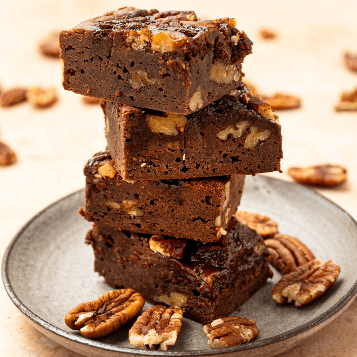 Doorsnede van een smeuïge pecan-caramelbrownie