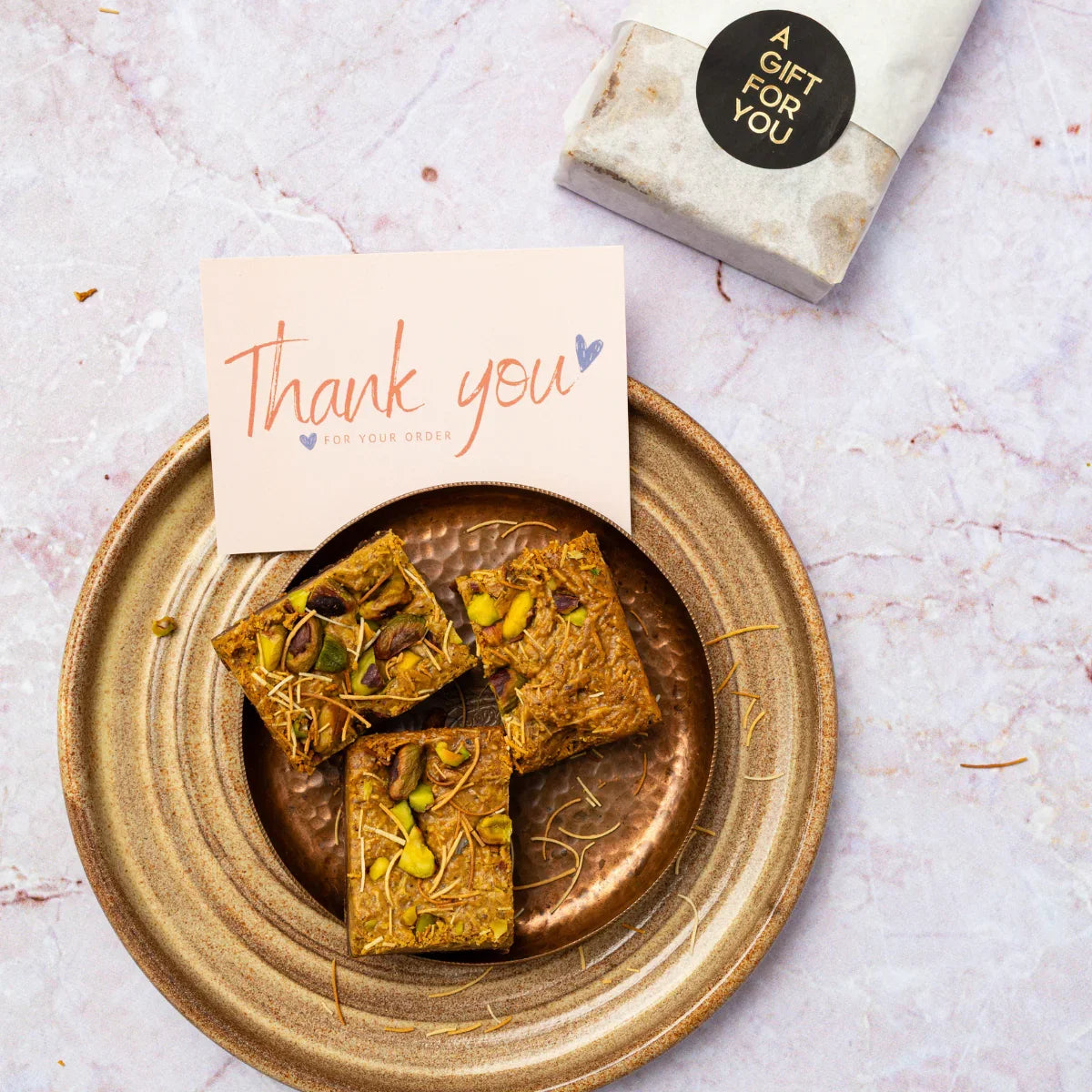 Dubai brownies op een schoteltje met daarbij een kaartje met Thank you!