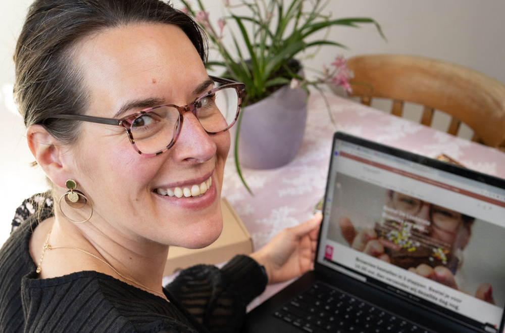 Kelly met de wederverkoop-pagina op haar laptop