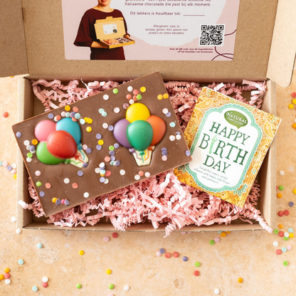 Cadeaupakket voor een verjaardagscadeau per post met daarin een chocoladereep met ballonnen en 2 zakjes Happy Birthday thee.